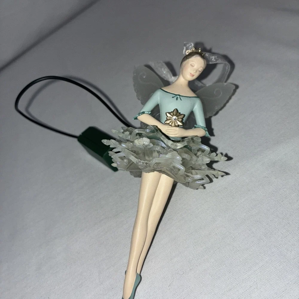 2012 Hallmark Keepsake Snowflake Fairy Ornament QXG4044 Magic Cord Light Up